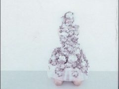 2002年の神戸ファッション美術館で開催された回顧展を記念し出版された『NAGASAWA YOICHI』淡交社・刊　チュールを円形のアルミで装飾した（表紙写真）コレクションの他、ファスナーをネックレスとして加工した作品など初期の貴重な資料が並ぶ(筆者所有)